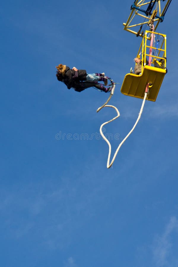 Salto dell'ammortizzatore ausiliario delle coppie fotografia stock libera da diritti Salto dell'ammortizzatore ausiliario delle coppie fotografia stock libera da diritti