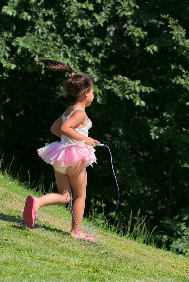 Salto della bambina immagini stock libere da diritti Salto della bambina immagini stock libere da diritti