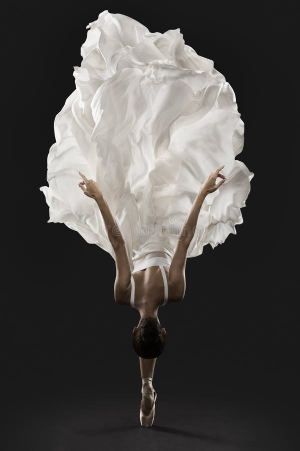 Salto di qualità a ballerina con un vestito bianco di seta balletto di ballerina con scarpe a punta in panno scroscante