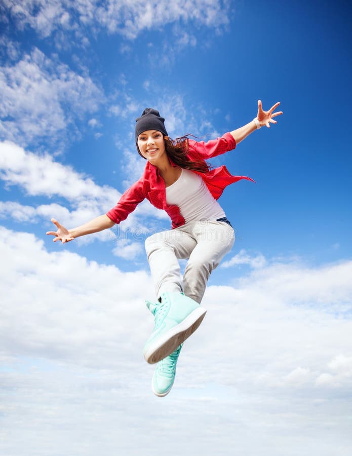 Salto hermoso de la muchacha de baile imagen de archivo libre de regalías Salto hermoso de la muchacha de baile imagen de archivo libre de regalías