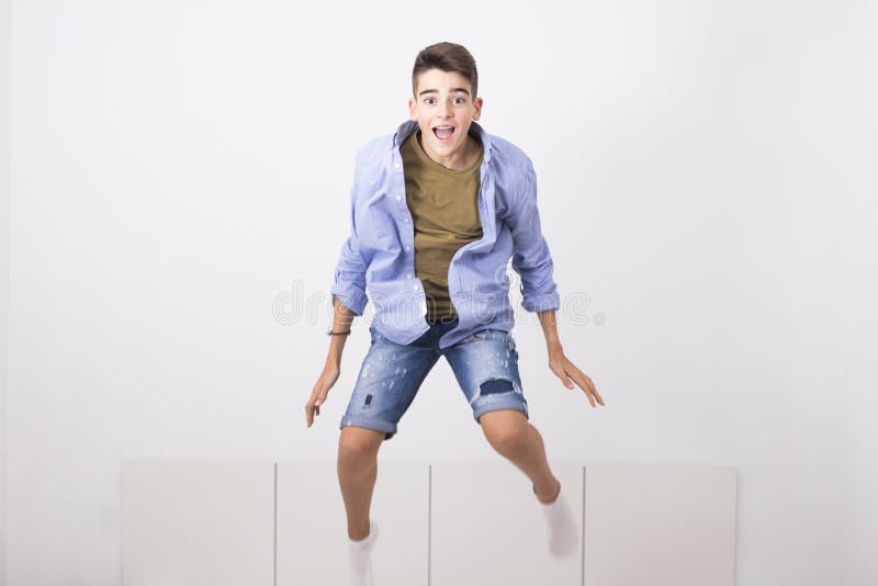 Salto novo do menino imagens de stock