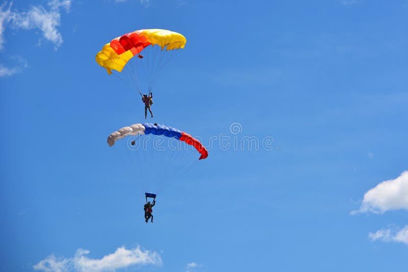 Salto in tandem del paracadute, paracadutisti in tandem fotografia stock libera da diritti Salto in tandem del paracadute, paracadutisti in tandem fotografia stock libera da diritti