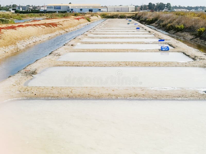 Saltworks tradizionale Isla Cristina, Huelva, Spagna Deposita i sedimenti, i canali e gli appartamenti di fango Saltworks del sud fotografia stock Saltworks tradizionale Isla Cristina, Huelva, Spagna Deposita i sedimenti, i canali e gli appartamenti di fango Saltworks del sud fotografia stock