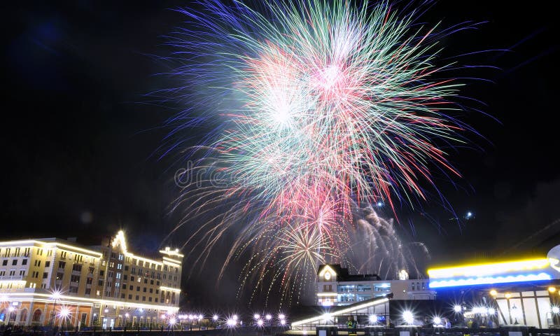 Saludo colorido de los fuegos artificiales del día de fiesta en cielo de la tarde Rusia, Sochi, Roza Khutor imagen de archivo Saludo colorido de los fuegos artificiales del día de fiesta en cielo de la tarde Rusia, Sochi, Roza Khutor imagen de archivo