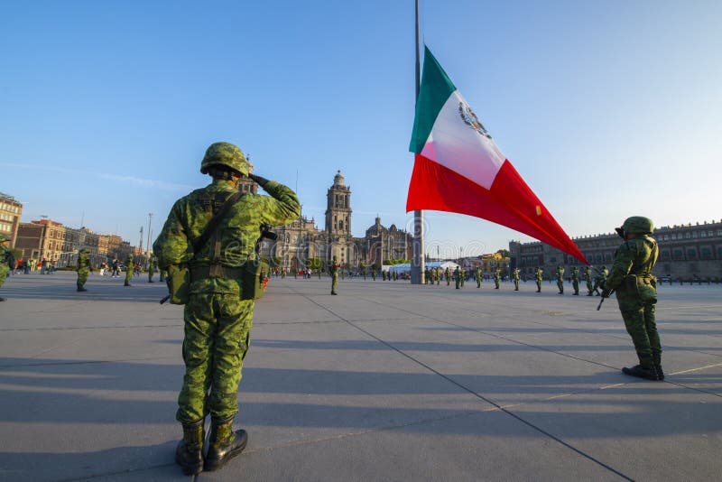 Saludo De Los Soldados Al Zócalo En Ciudad De México, México Imagen de