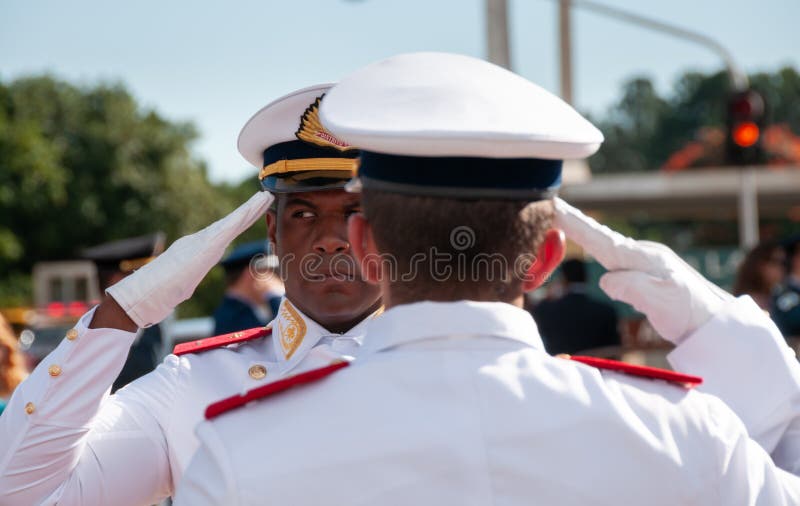 Saludo de los soldados imagen editorial. Imagen de militar - 185973635