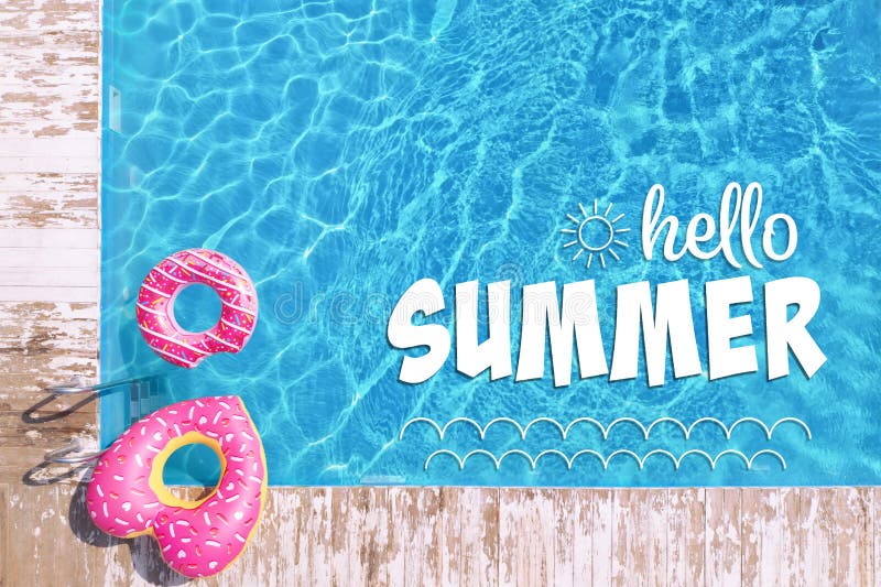 Salut vara. piscină cu inele gonflabile, vedere de sus royalty free stock photography
