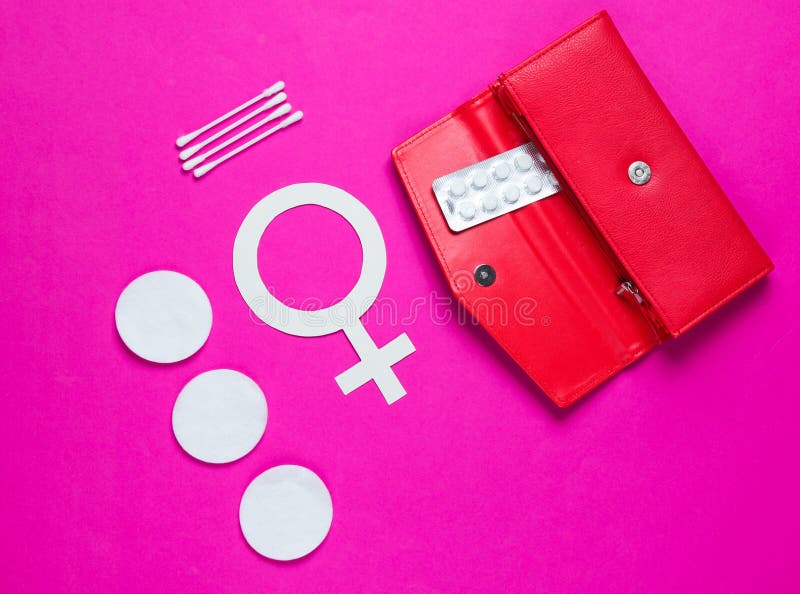 Salute delle donne Prodotti per igiene femminile, autosufficienza, simbolo femminile di genere su fondo rosa Bastoni dell'orecchi fotografia stock Salute delle donne Prodotti per igiene femminile, autosufficienza, simbolo femminile di genere su fondo rosa Bastoni dell'orecchi fotografia stock