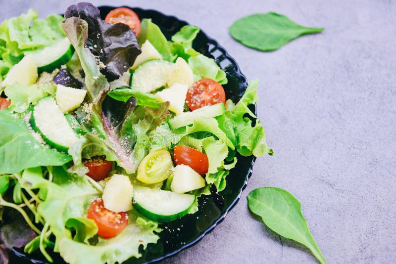 Salute foglie di ortaggi mescolano insalata e cetriolo di pomodoro di lattuga fresco su piastra di alimenti freschi da tavola immagini stock libere da diritti