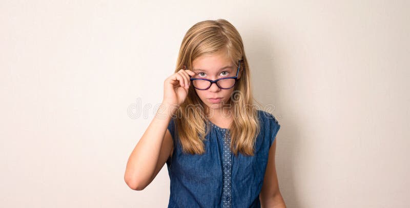 Salute, istruzione e concetto della gente Ragazza teenager seria nel eyegl fotografia stock Salute, istruzione e concetto della gente Ragazza teenager seria nel eyegl fotografia stock
