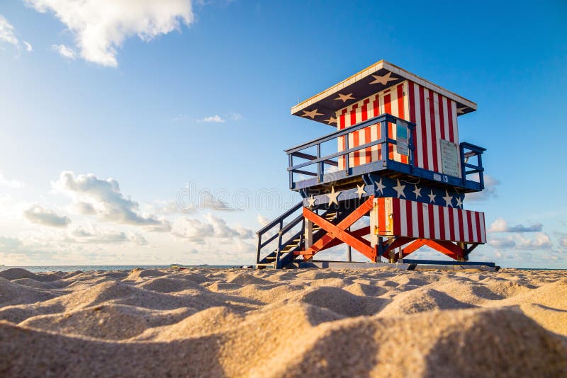 Salva-vidas Tower na praia sul, Miami Beach, Florida foto de stock royalty free Salva-vidas Tower na praia sul, Miami Beach, Florida foto de stock royalty free
