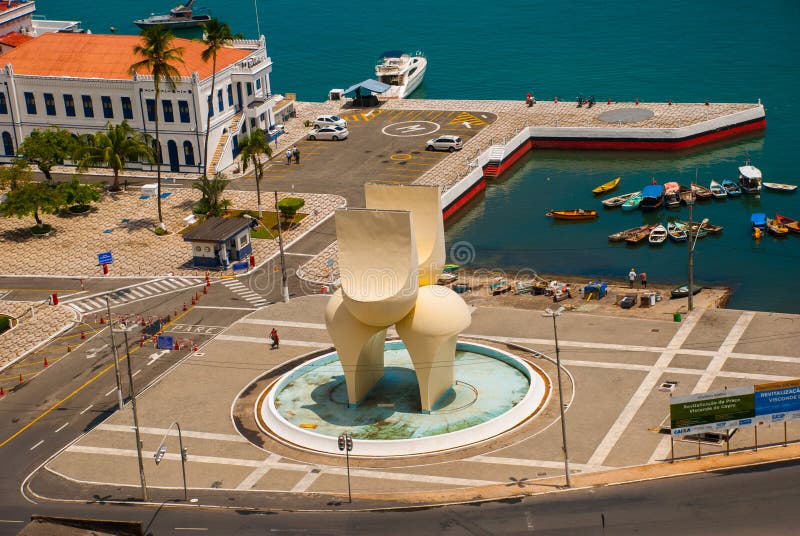 SALVADOR, BRAZILI?: Een ongebruikelijk beeldhouwwerk, een fontein dichtbij de haven in het lagere deel van de stad royalty-vrije stock foto's SALVADOR, BRAZILI?: Een ongebruikelijk beeldhouwwerk, een fontein dichtbij de haven in het lagere deel van de stad royalty-vrije stock foto's