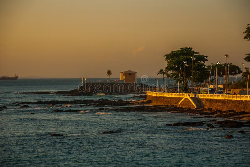 SALVADOR, BRAZILIË: Het koloniale Fort Santa Maria in Barra Salvador Brazil bouwde op tropisch strand met palmen voort royalty-vrije stock afbeeldingen SALVADOR, BRAZILIË: Het koloniale Fort Santa Maria in Barra Salvador Brazil bouwde op tropisch strand met palmen voort royalty-vrije stock afbeeldingen