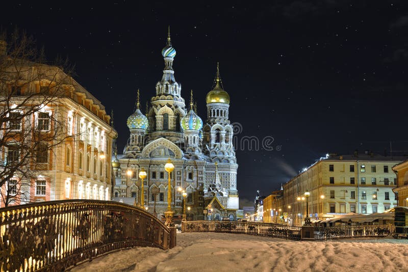 Salvador de la iglesia del invierno de la noche en sangre en St Petersburg fotografía de archivo libre de regalías Salvador de la iglesia del invierno de la noche en sangre en St Petersburg fotografía de archivo libre de regalías