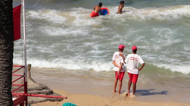 Salvadores en la playa