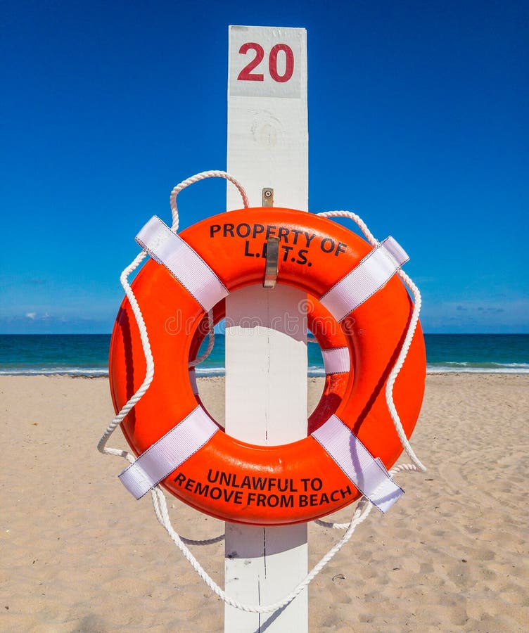 Salvagente alla spiaggia sabbiosa immagini stock libere da diritti Salvagente alla spiaggia sabbiosa immagini stock libere da diritti