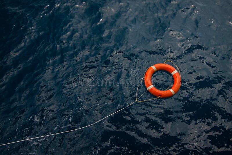 Salvagente in un mare blu tempestoso, salvagente in mare blu, attrezzatura di sicurezza dentro al largo o marinaio fotografia stock Salvagente in un mare blu tempestoso, salvagente in mare blu, attrezzatura di sicurezza dentro al largo o marinaio fotografia stock