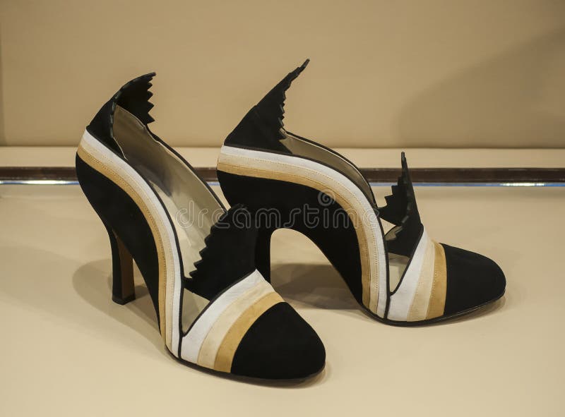 Salvatore Ferragamo-schoenen Met Hielen Een Beetje Van Retro Redactionele Foto - Image of grijs, bedrijf: 93301466