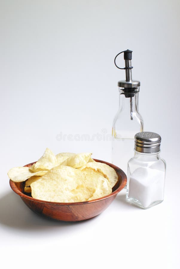 Salzu. EssigChips stockfoto. Bild von schüssel, salz 6494062