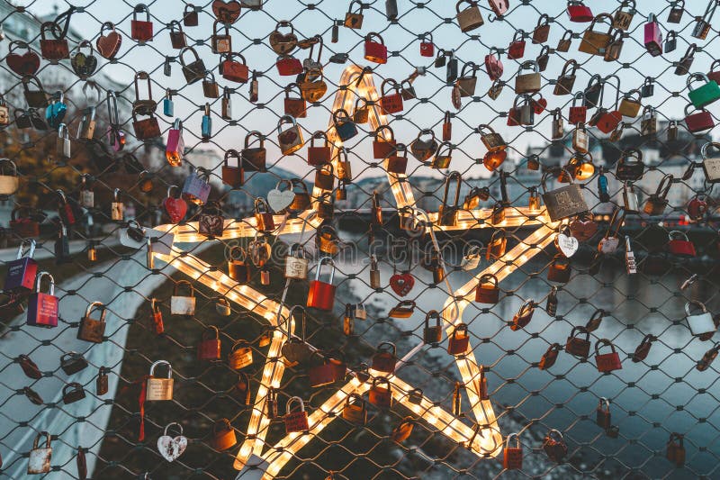 Salzburg austria listopad 30 loki miłosne przymocowane do makartsteg bridge love locks most over salzach River in obraz stock