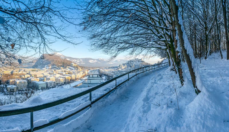 Salzburg horisont med fästningen Hohensalzburg i vintern, Salzburg, Österrike arkivbilder Salzburg horisont med fästningen Hohensalzburg i vintern, Salzburg, Österrike arkivbilder