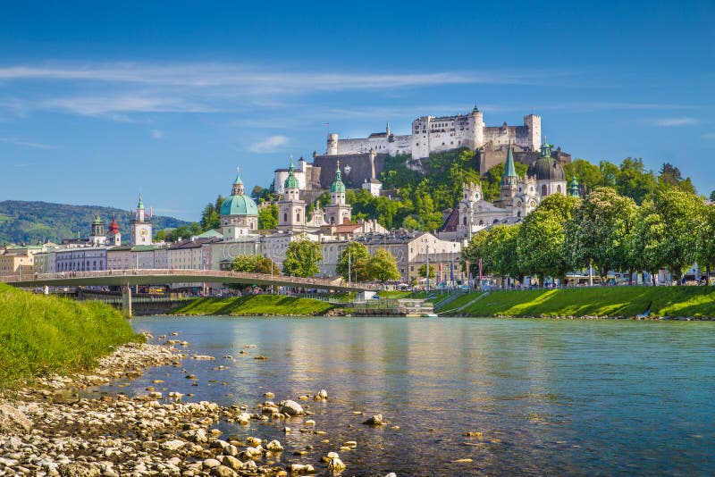Salzburg-Skyline mit Fluss Salzach im Frühjahr, Österreich stockfoto Salzburg-Skyline mit Fluss Salzach im Frühjahr, Österreich stockfoto