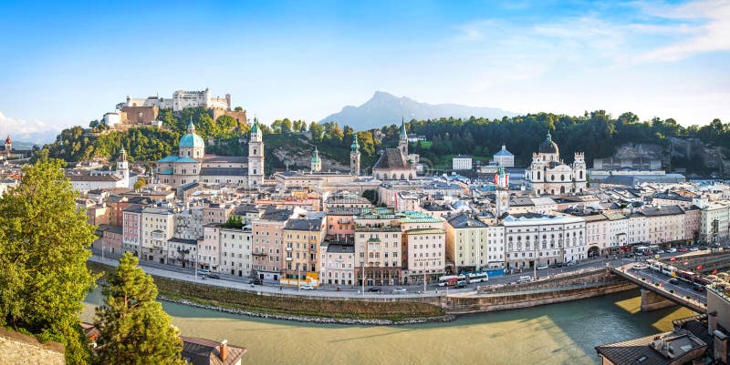 Panorámico de un rio sobre el atardecer cómo para ver en, países,.