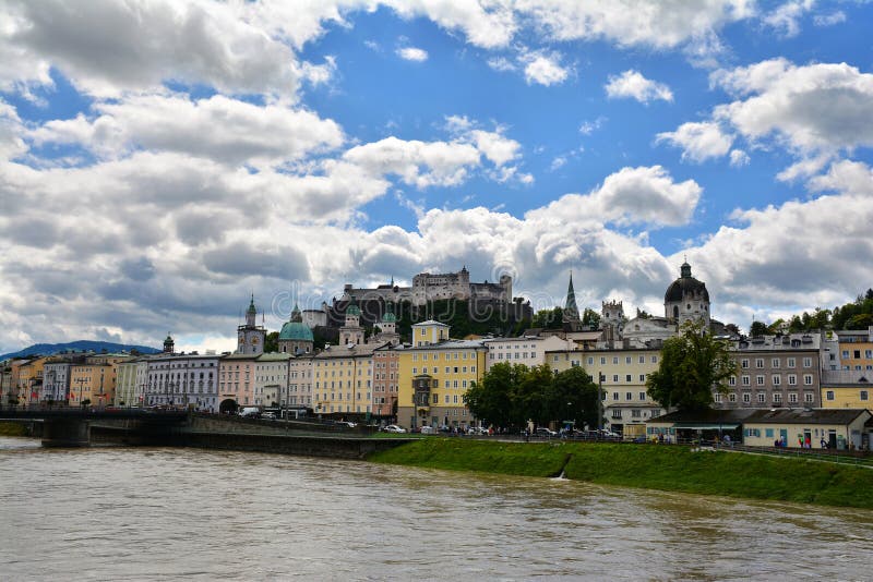Salzburg widok od Makartsteg mosta nad Salzach rzeką w Salzburg zdjęcia royalty free