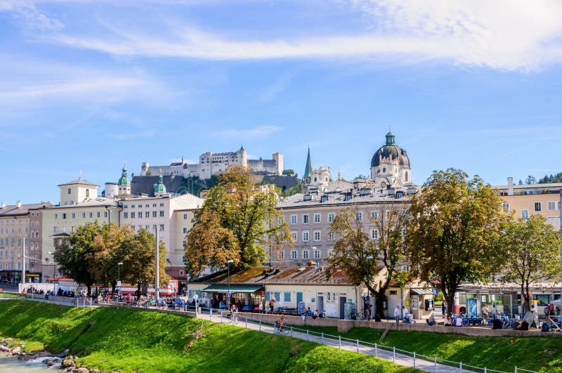 Salzburg, Áustria 08 28 2012 Vista de Salzburg com a parede da fortaleza foto de stock Salzburg, Áustria 08 28 2012 Vista de Salzburg com a parede da fortaleza foto de stock