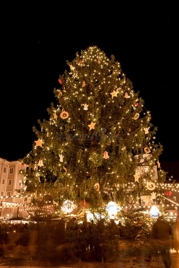 SALZBURG, ÖSTERRIKE - DEC 2019 Julmarknaden i Salzburger på torget Domplatz, den gamla staden Salzburg, Österrike, Europa arkivfoto SALZBURG, ÖSTERRIKE - DEC 2019 Julmarknaden i Salzburger på torget Domplatz, den gamla staden Salzburg, Österrike, Europa arkivfoto