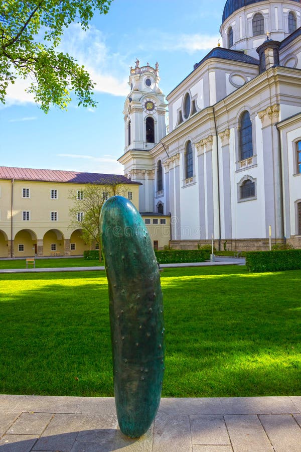 Salzburg Österrike - Maj 01, 2017: Den barocka college- kyrkan i Salzburg är universitetkyrkan royaltyfri bild Salzburg Österrike - Maj 01, 2017: Den barocka college- kyrkan i Salzburg är universitetkyrkan royaltyfri bild
