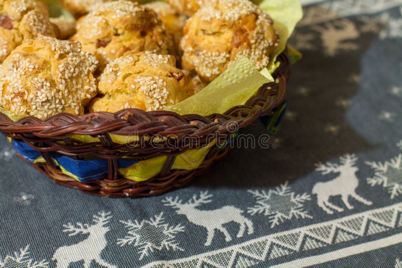 Salzige Muffins im hölzernen Korb stockfotografie Salzige Muffins im hölzernen Korb stockfotografie