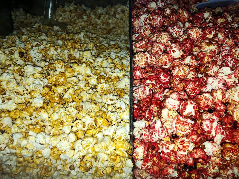 Salziger Popcorn im Kino stockfotografie Salziger Popcorn im Kino stockfotografie