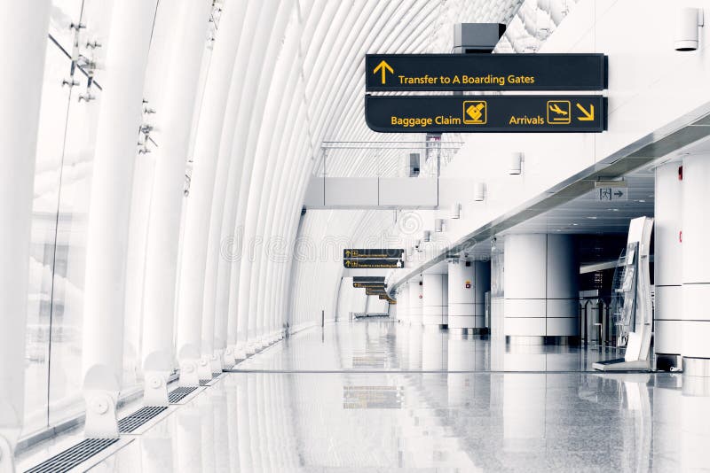 Salão branco no aeroporto - arquitetura moderna imagem de stock Salão branco no aeroporto - arquitetura moderna imagem de stock