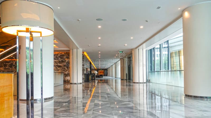 Salão de construção comercial moderno do hotel do corredor do escritório da entrada