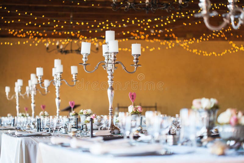 Salão do copo de água com a decoração que inclui velas, cutelaria e