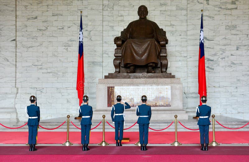 Salón conmemorativo de Chiang Kai-Shek, Taipei, Taiwán - 7 de mayo de 2017 : los guardias de honor saludando contra la estatua de imagen de archivo libre de regalías Salón conmemorativo de Chiang Kai-Shek, Taipei, Taiwán - 7 de mayo de 2017 : los guardias de honor saludando contra la estatua de imagen de archivo libre de regalías