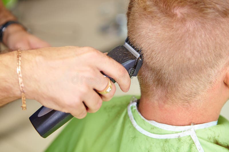 Salón de pelo. Corte de pelo del ` s de los hombres. El cortar. imagenes de archivo Salón de pelo. Corte de pelo del ` s de los hombres. El cortar. imagenes de archivo