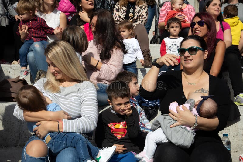 Salónica, Grecia - 4 de noviembre de 2018: Madre que amamanta a su bebé en el 9no por toda la nación amamantamiento público en la foto de archivo Salónica, Grecia - 4 de noviembre de 2018: Madre que amamanta a su bebé en el 9no por toda la nación amamantamiento público en la foto de archivo