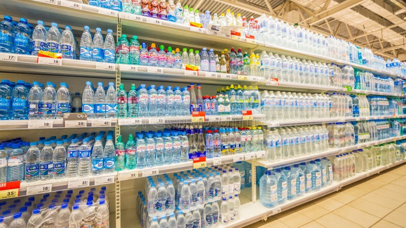 Samara, agosto 2018: le bottiglie di acqua minerale sono nel deposito da vendere fotografia stock Samara, agosto 2018: le bottiglie di acqua minerale sono nel deposito da vendere fotografia stock