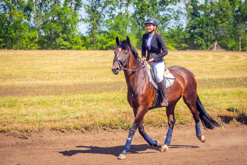 Samara, Augustus 2018: Ruitersportdressuur, passage - een jong meisje in een mooie kleding zit op een paard royalty-vrije stock fotografie Samara, Augustus 2018: Ruitersportdressuur, passage - een jong meisje in een mooie kleding zit op een paard royalty-vrije stock fotografie