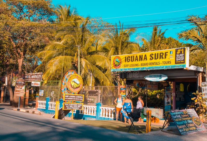 Samara, Costa Rica, Juni, 26, 2018: Ansicht im Freien des Mietbürogebäudes an einem herrlichen sonnigen Tag und mit blauem Himmel lizenzfreie stockfotos Samara, Costa Rica, Juni, 26, 2018: Ansicht im Freien des Mietbürogebäudes an einem herrlichen sonnigen Tag und mit blauem Himmel lizenzfreie stockfotos