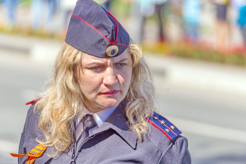 Samara, Maj, 2018: blond żeński kapitan policji ogląda regułę prawną obraz royalty free Samara, Maj, 2018: blond żeński kapitan policji ogląda regułę prawną obraz royalty free