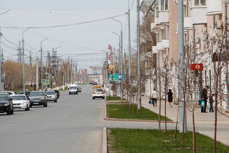 Samara, Rosja kwiecień 2019: miasto, ulica przeciw przemysłowemu krajobrazowi, industrializacja zdjęcia stock Samara, Rosja kwiecień 2019: miasto, ulica przeciw przemysłowemu krajobrazowi, industrializacja zdjęcia stock