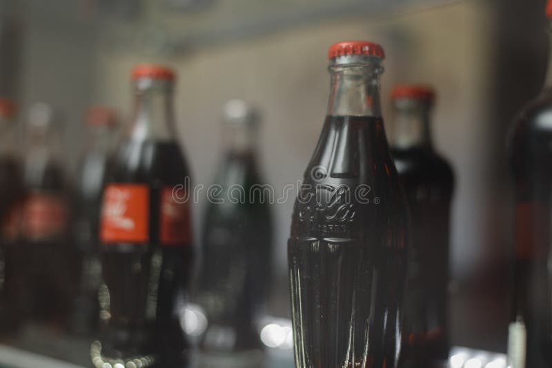 Samara Rusia 04 30 2019: botella de cristal de Coca-Cola detr?s del escaparate Museo de la Coca-Cola fotografía de archivo libre de regalías Samara Rusia 04 30 2019: botella de cristal de Coca-Cola detr?s del escaparate Museo de la Coca-Cola fotografía de archivo libre de regalías