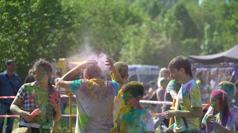 Samara, Rusland - Mei 27, het festival van Holi van 2017 van kleuren royalty-vrije stock afbeeldingen Samara, Rusland - Mei 27, het festival van Holi van 2017 van kleuren royalty-vrije stock afbeeldingen