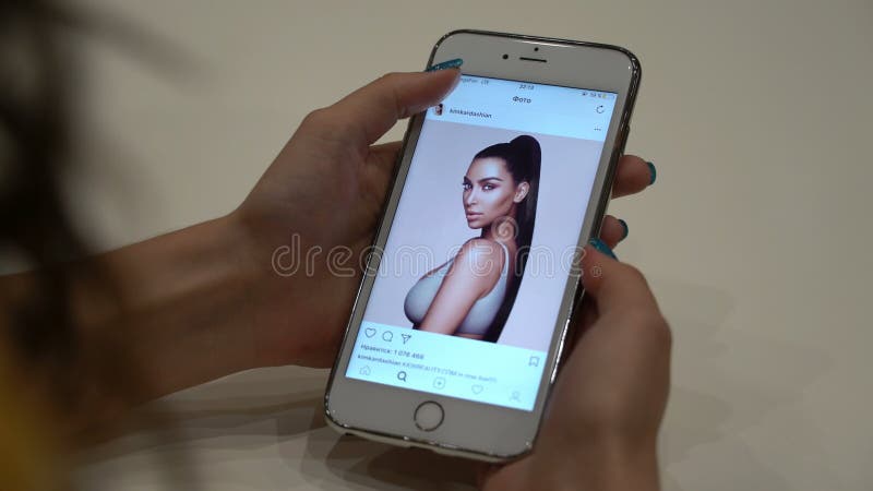 Samara, Russia - 30 giugno 2017: La donna guarda il instagram Kim Kardashian sul vostro iPhone 6s più