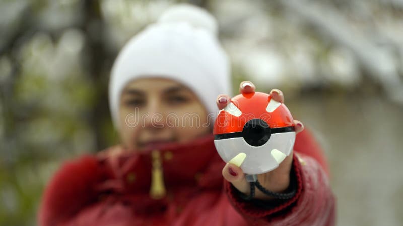 Samara, Rússia - 4 de agosto de 2016: Ícone de Pokeball sobre fundo branco.  Um Pokeball usado