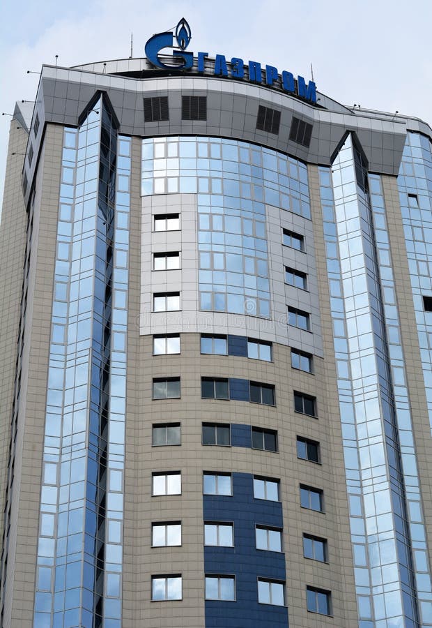 SAMARA, RUSSIA - 5 settembre 2015: L'edificio per uffici della compagnia petrolifera russa Gazprom ha integrato la maggioranza de immagine stock SAMARA, RUSSIA - 5 settembre 2015: L'edificio per uffici della compagnia petrolifera russa Gazprom ha integrato la maggioranza de immagine stock