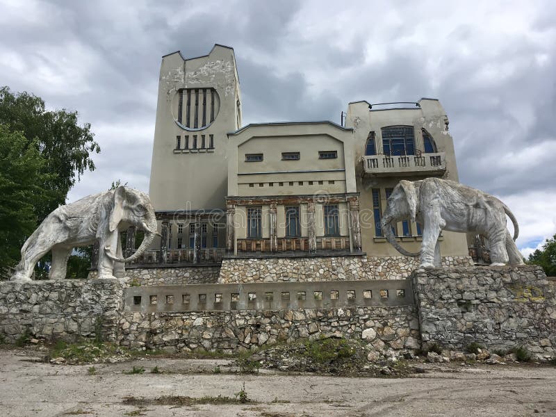 Samara, Russie - 07 06 2017 : cottage de l'artiste Konstantin Golovkin Sculpture d'un éléphant dans le jardin C'est un arc unique photographie stock libre de droits Samara, Russie - 07 06 2017 : cottage de l'artiste Konstantin Golovkin Sculpture d'un éléphant dans le jardin C'est un arc unique photographie stock libre de droits